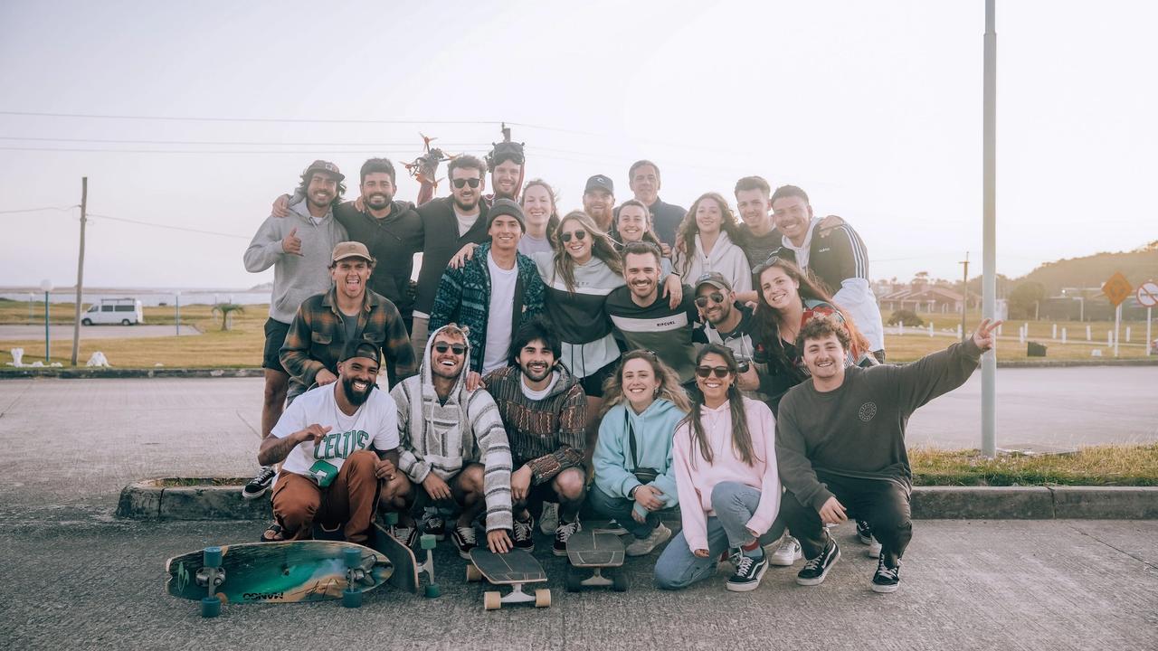 Grupo de viajeros de Mango con sus tablas de surf skate en La Paloma