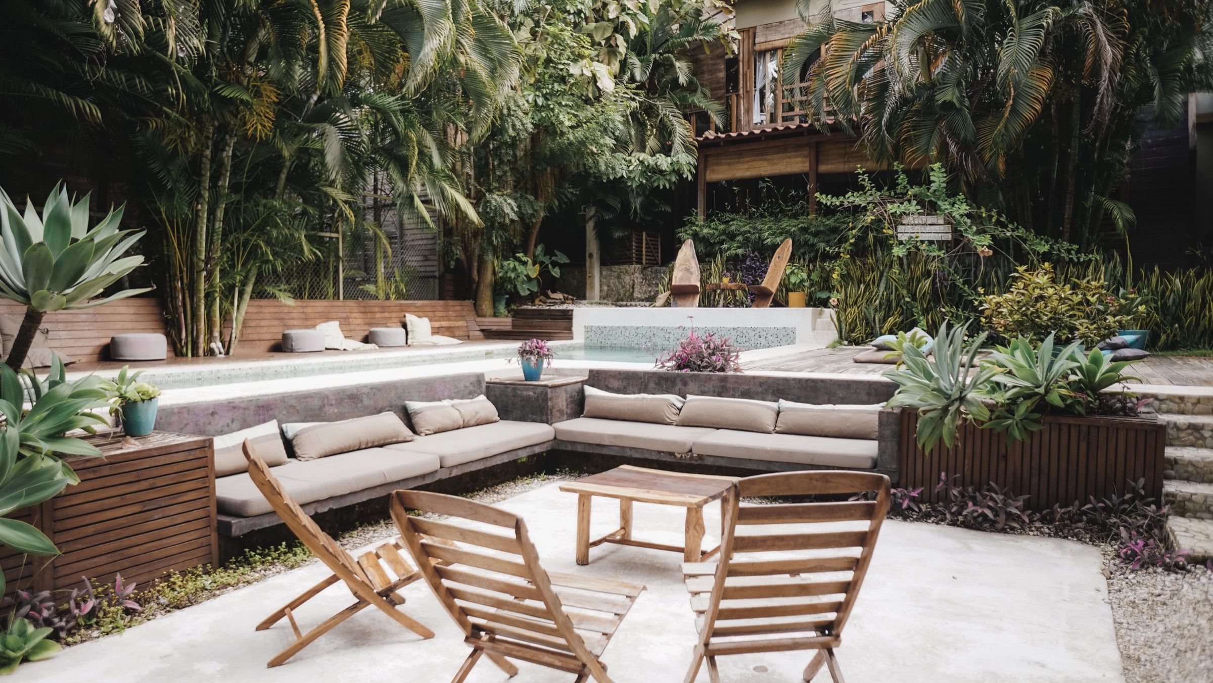 Living exterior entre plantas en Santa Teresa