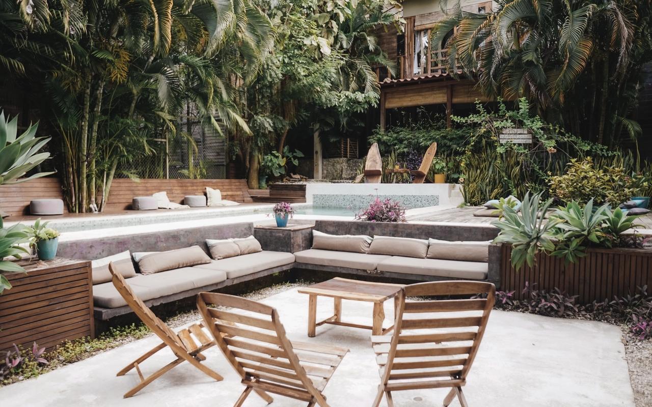 Living exterior entre plantas en Santa Teresa
