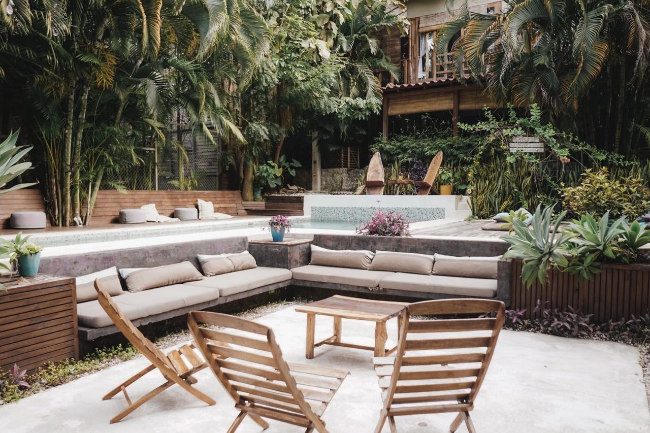 Living exterior entre plantas en Santa Teresa