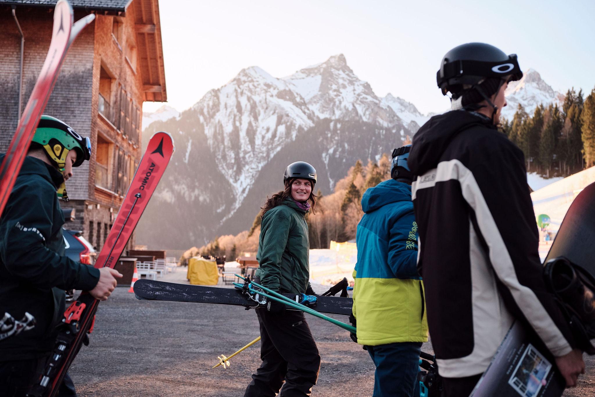 Skifahrer auf dem Weg zur Bahn