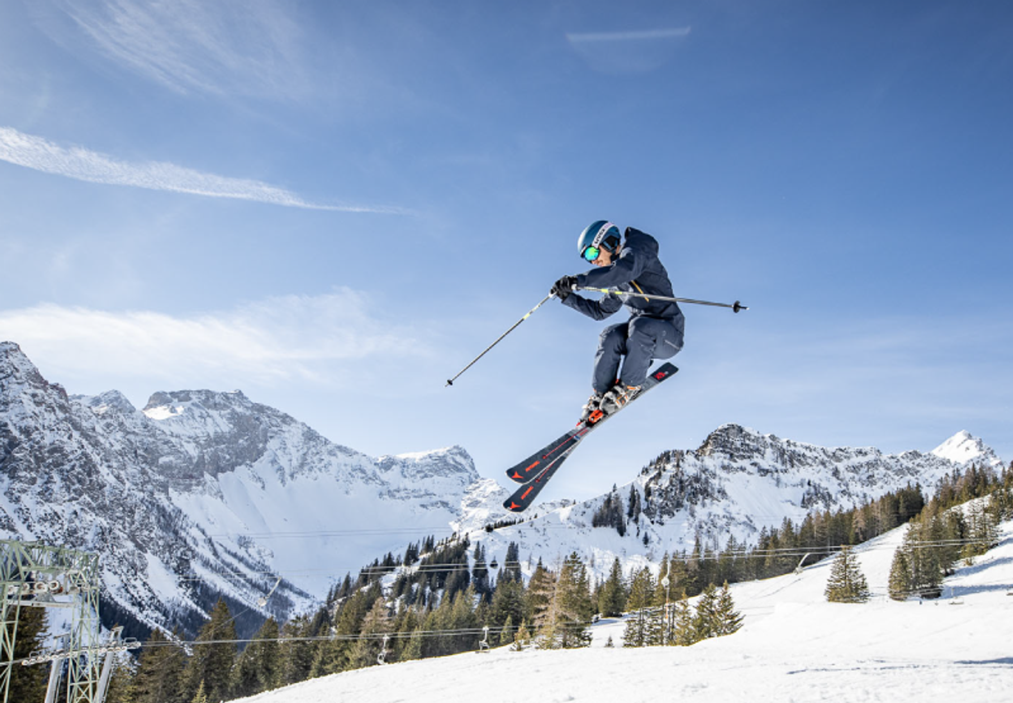 Skifahrer springt mit den Ski im Brandnertal