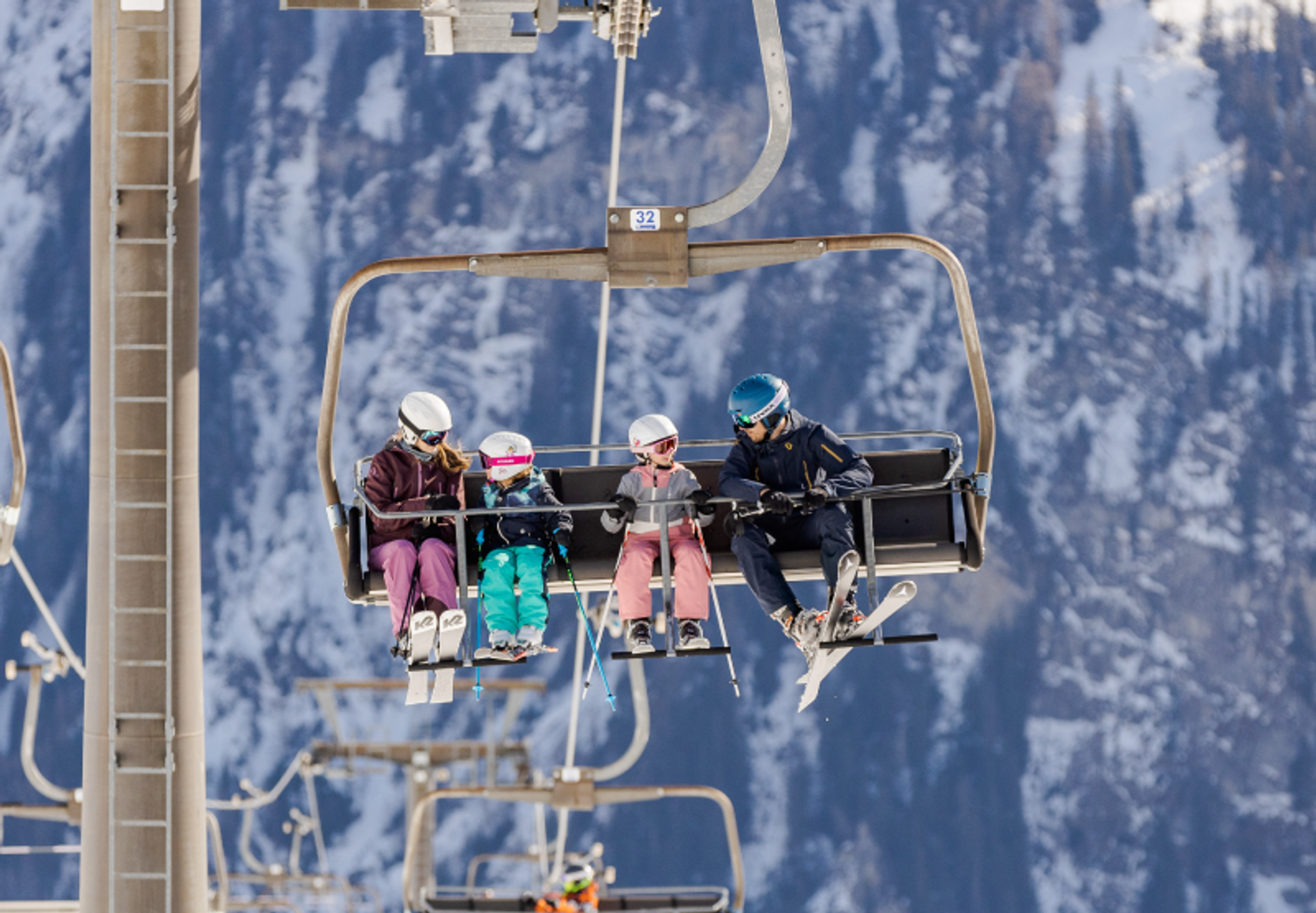 Eine Familie mit Ski auf einem Sessellift