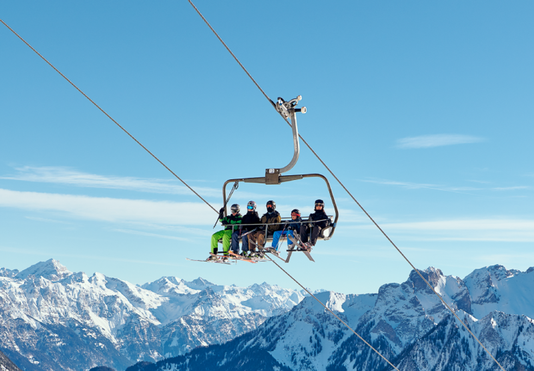 Skifahrer auf einem Sessellift im Brandnertal