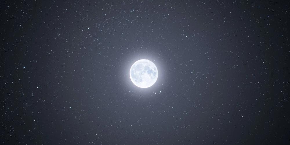 رات کے چاند کی طرح چمکنے والے