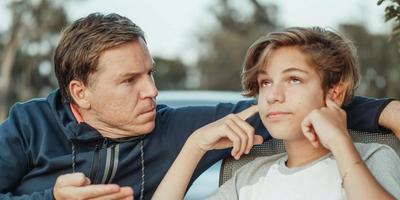 Featured image for اگر چاہتے ہیں کہ آپ کا بچہ توجہ سے آپ کی بات سنے، تو ان باتوں کا خیال رکھیں: