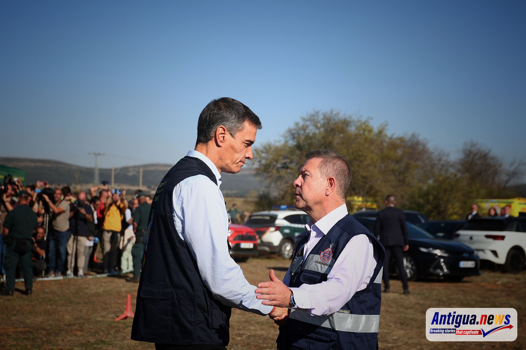 Pedro Sánchez greets Emiliano García-Page at the emergency command centre in Urda after the October 28, 2026 train crash.