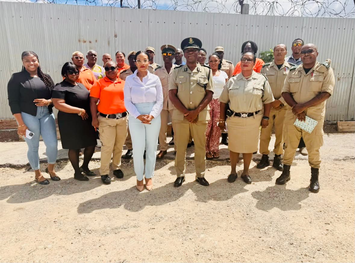 Chief Magistrate Ngaio Emanuel visits His Majesty’s Prison for talks with Albert Wade and a workshop on prisoner treatment, ethics and sentencing.