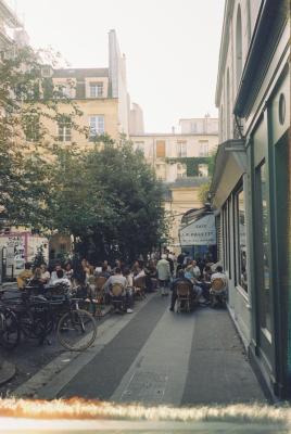 Des clients à la terrasse d’un café parisien