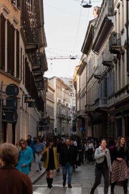 Pedoni in una strada del centro di Milano