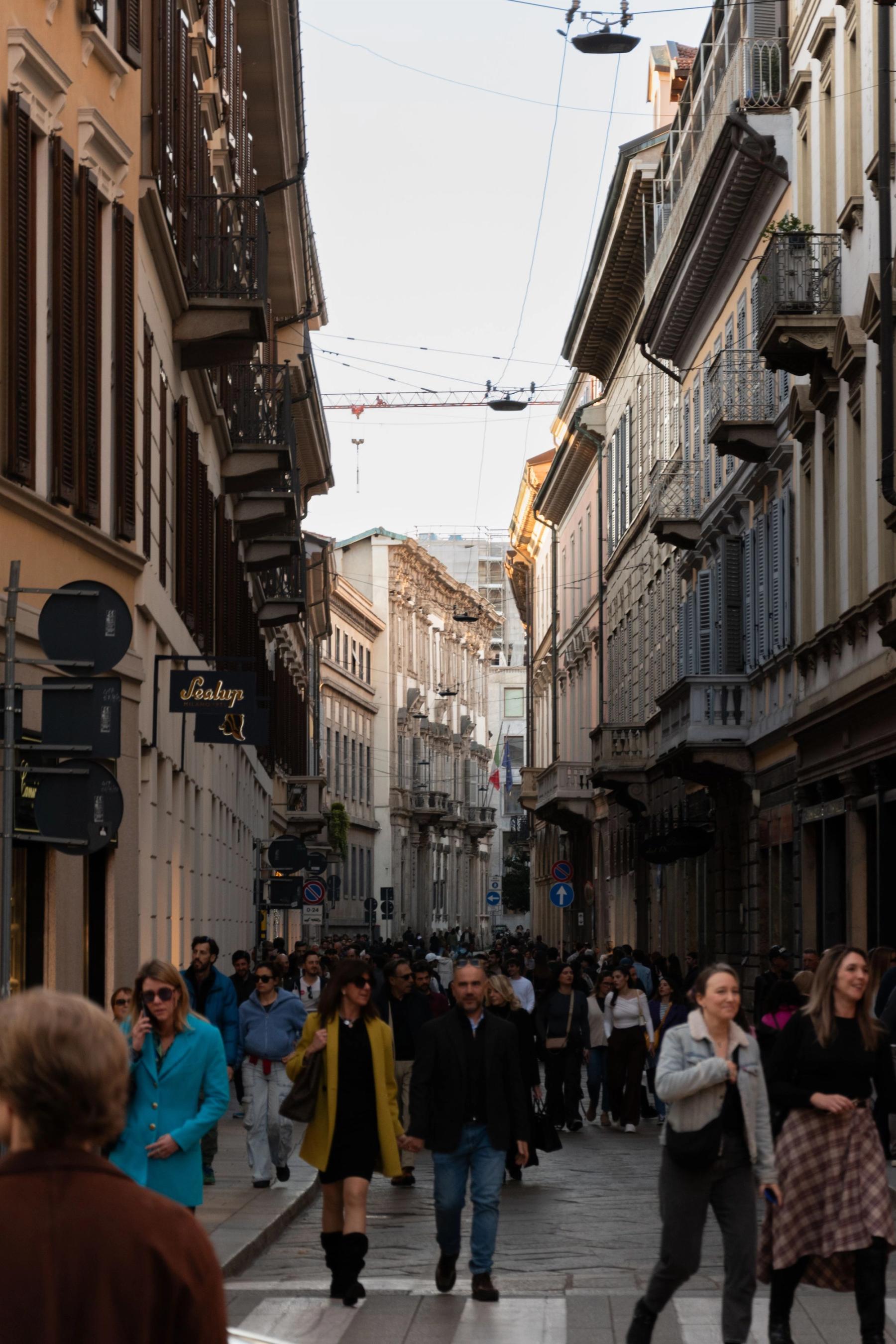 Pedoni in una strada del centro di Milano