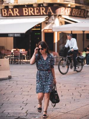 Una donna cammina nel quartiere Brera a Milano