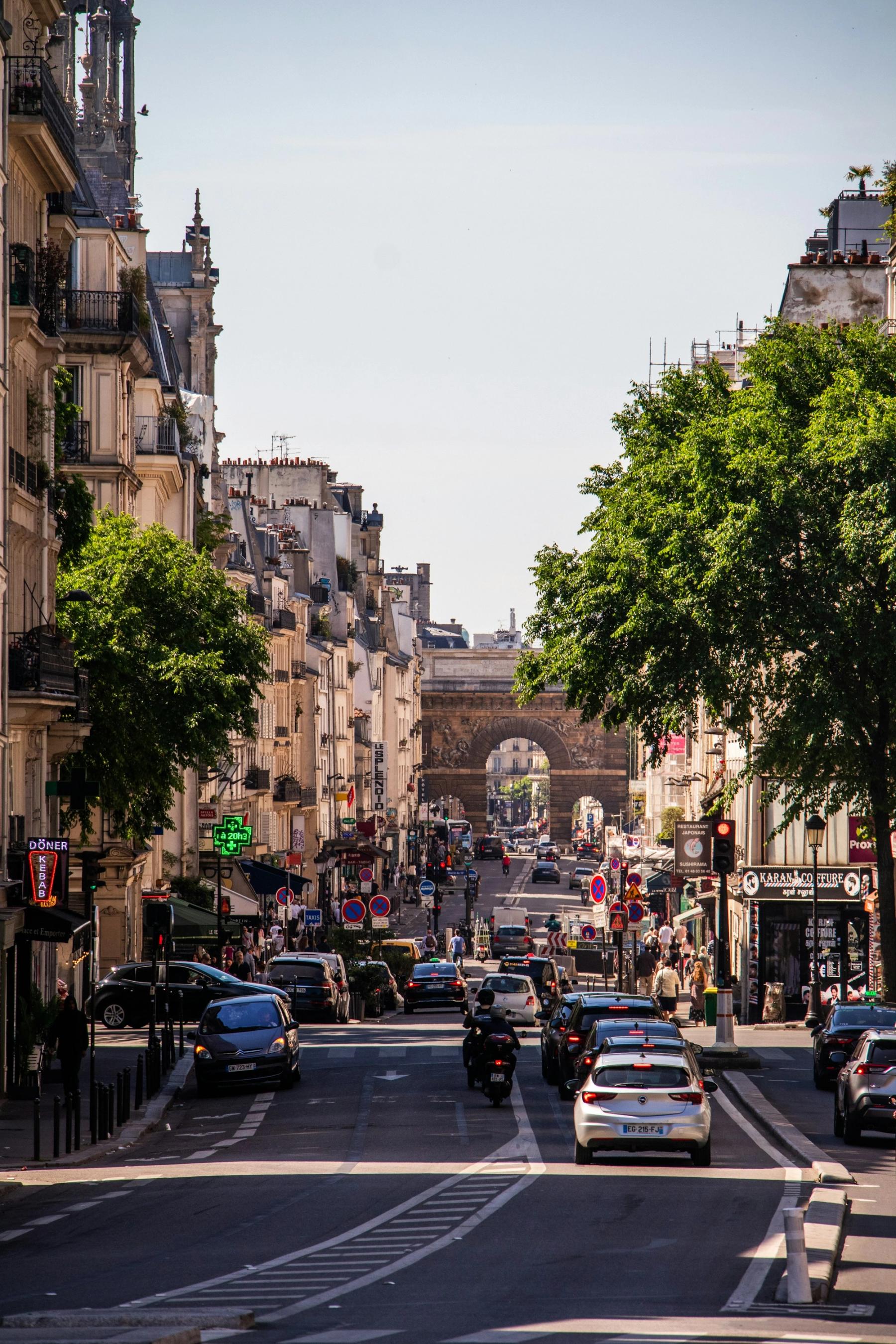 L’Arc de Triomphe dans la lumière de fin de journée