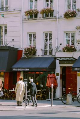 Des piétons et des vélos dans une rue parisienne