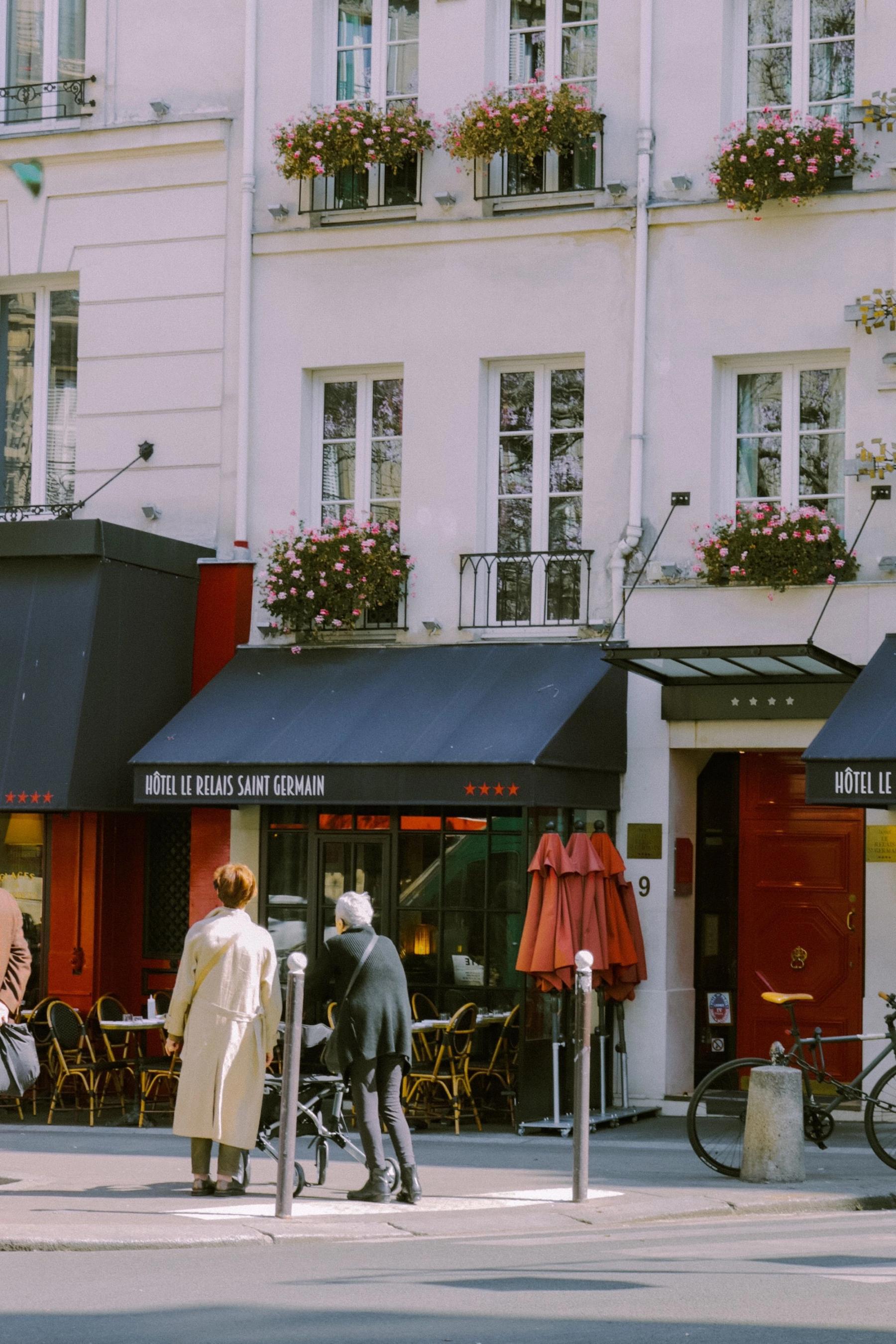 Des piétons et des vélos dans une rue parisienne
