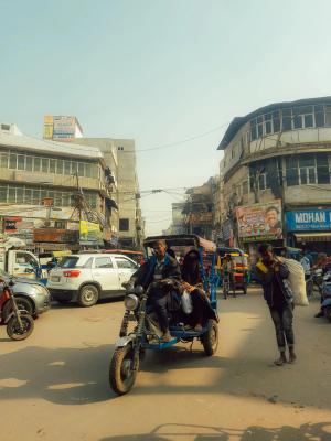 दिल्ली की सड़क पर भीड़ और रिक्शे