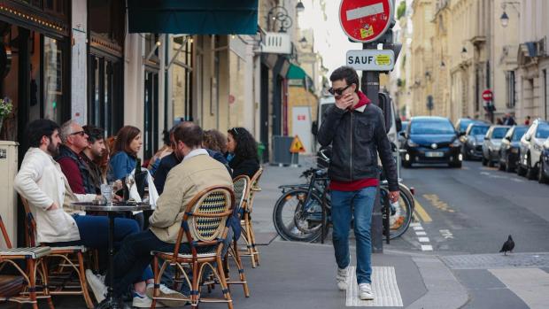 Une rue parisienne animée autour d’un café