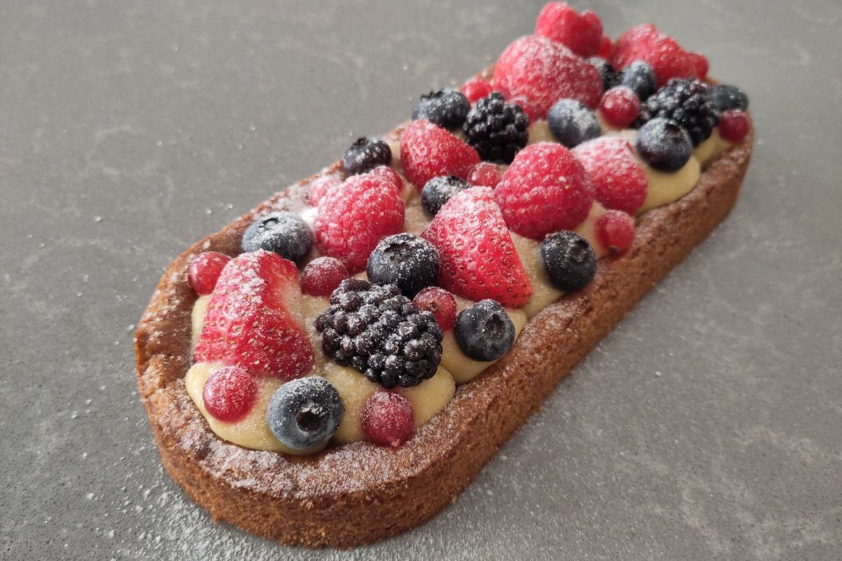 Vegan zomerfruit slof met aardbeien en blauwe bessen