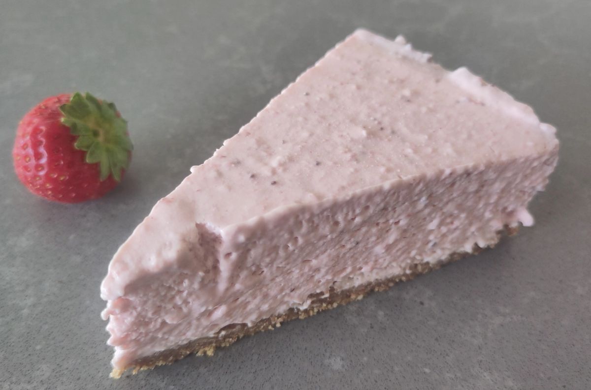 Vegan traktaties voor feestjes en momenten — plantaardige roomtaart van The Happy Pine
