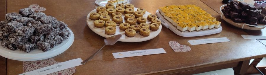 Vegan sweet table met verschillende taartjes