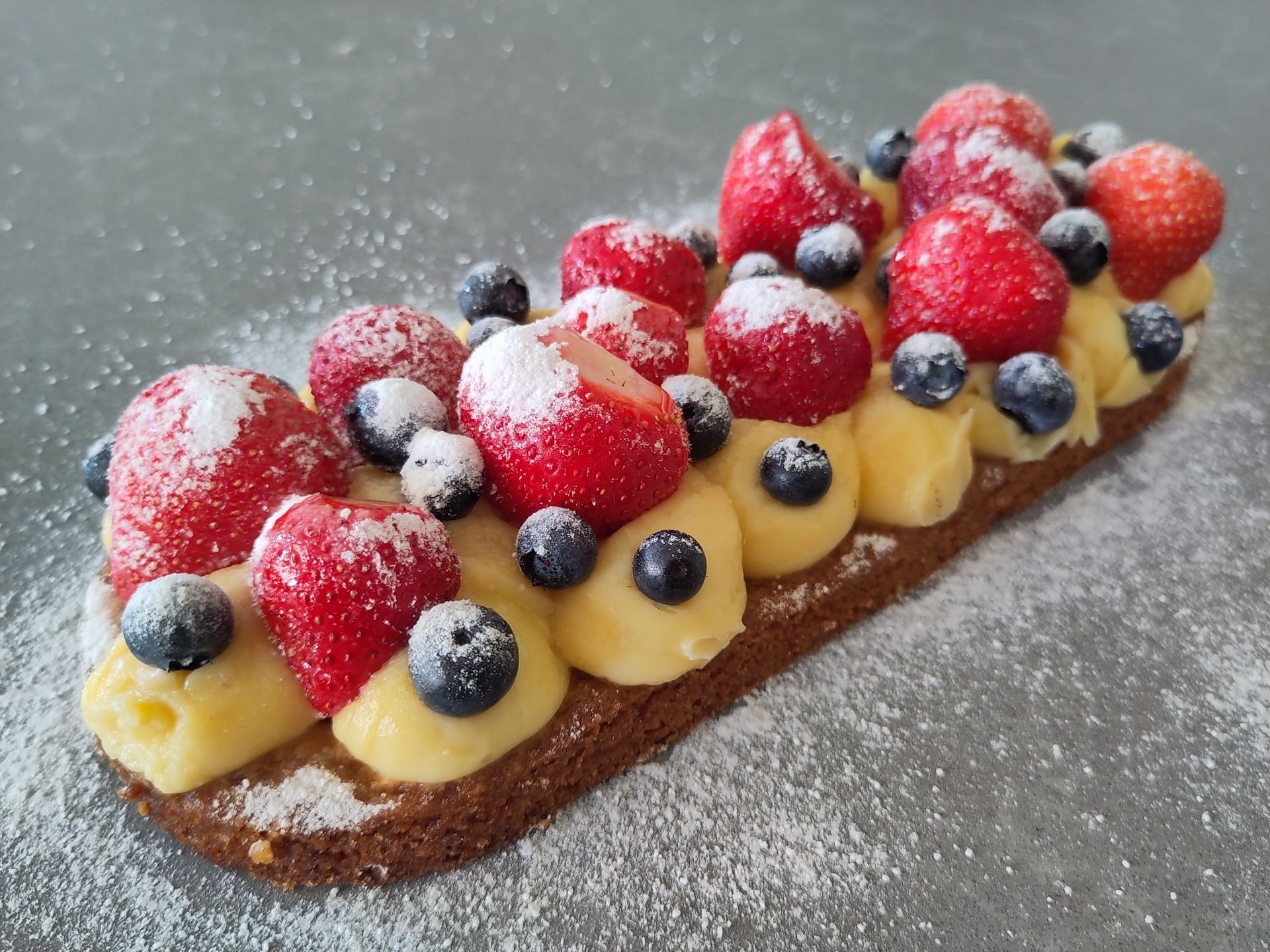 Vegan zomerfruit slof met aardbeien en blauwe bessen