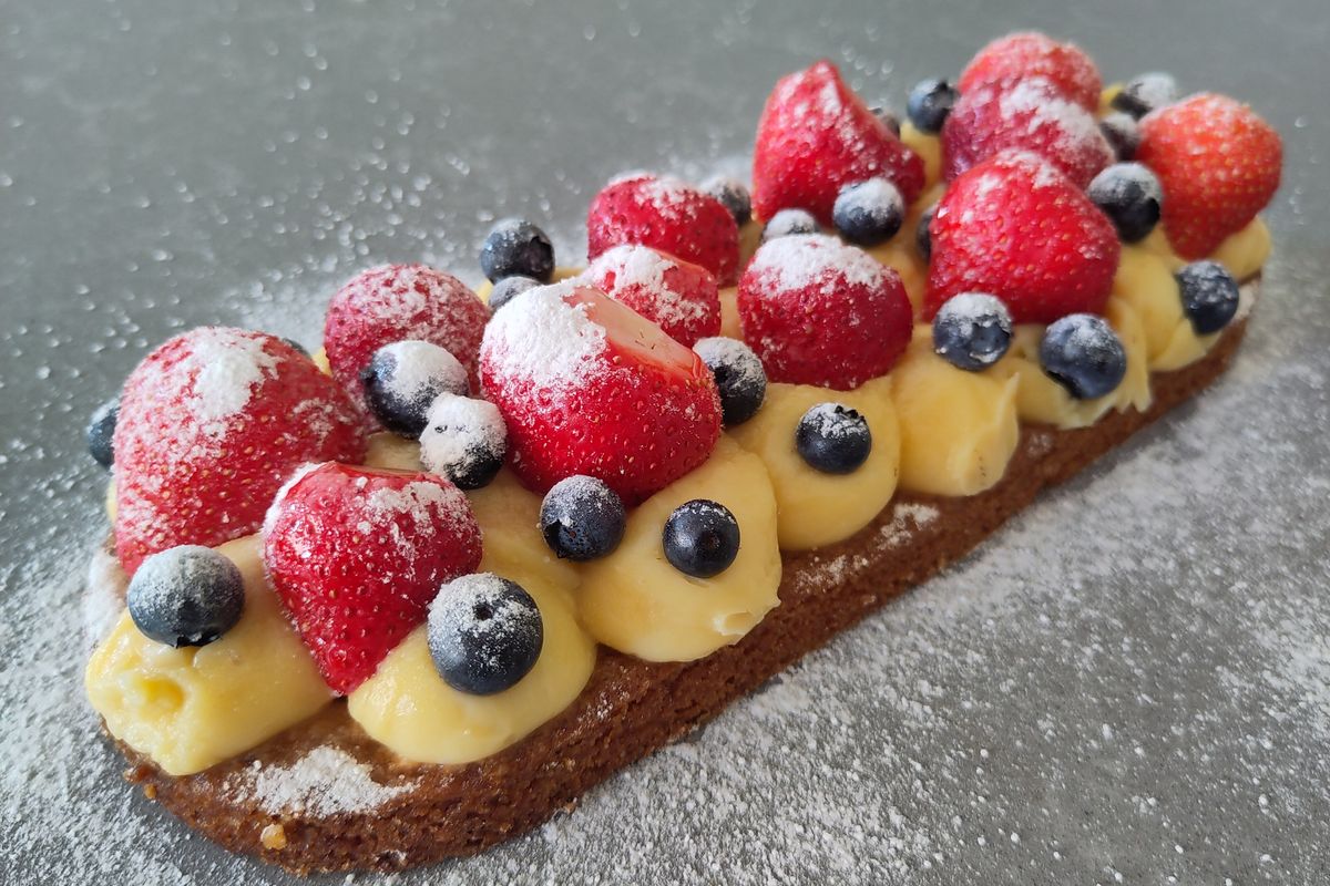 Vegan zomerfruit slof met aardbeien en blauwe bessen