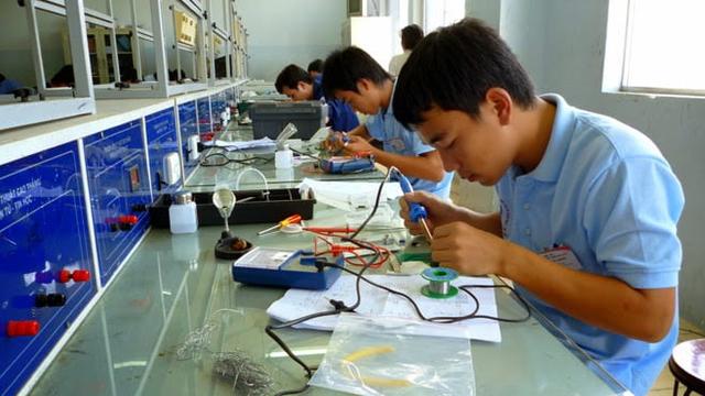 Tốt nghiệp đại học, vòng lại học nghề: Nghịch lý có thật!