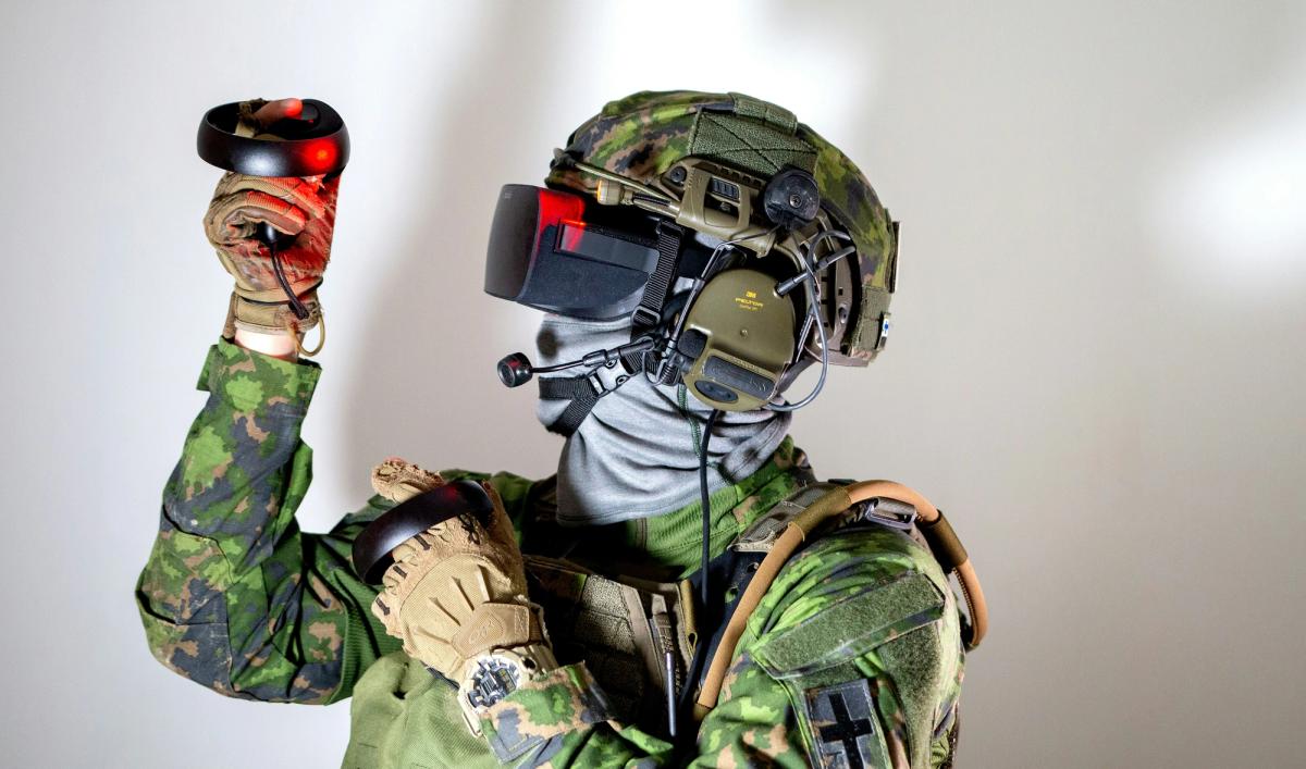 Mann i militæruniform og teknologisk løsning