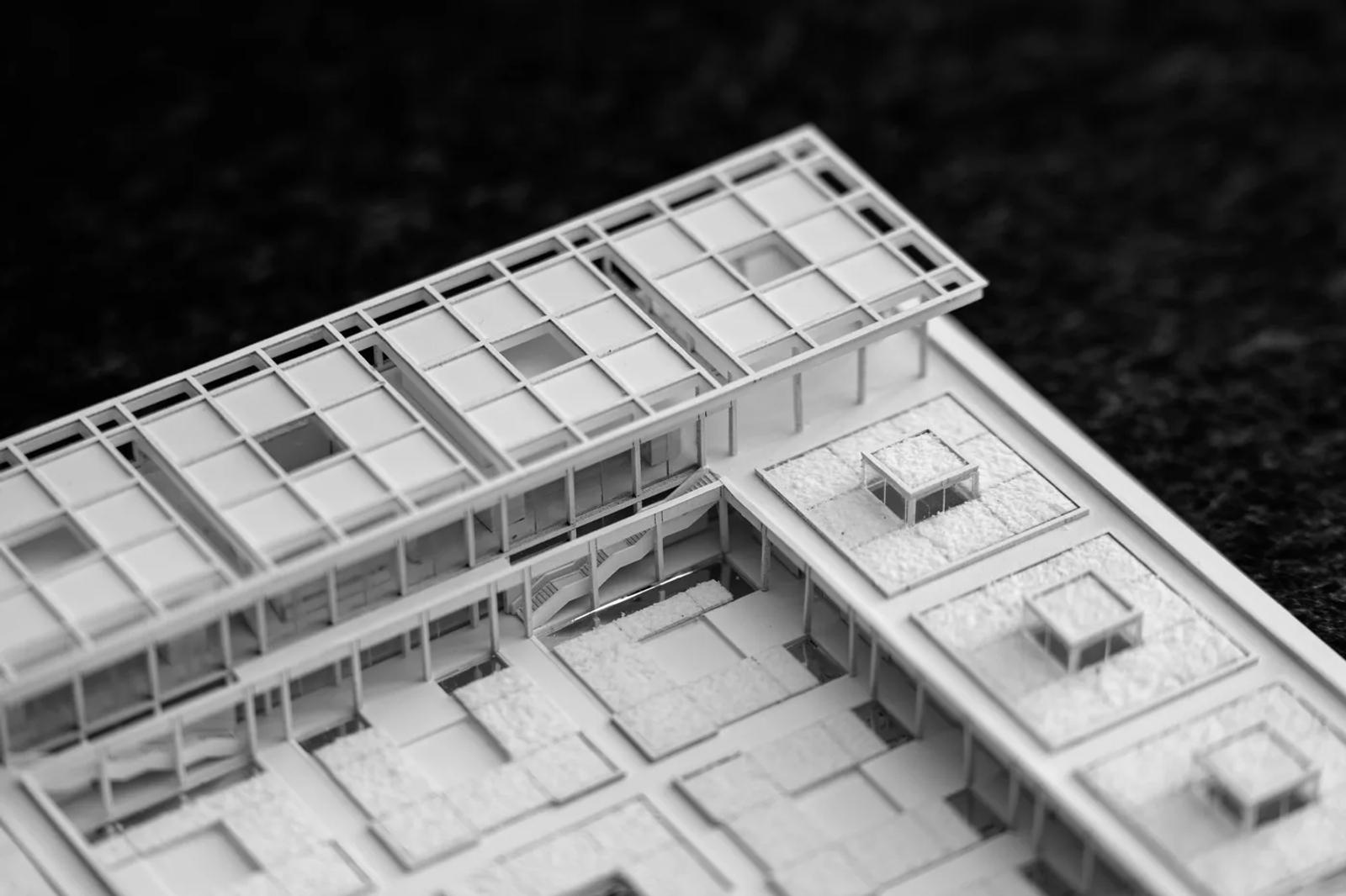 Fragment makiety Ekofuturium z detalem dziedzińca i ogrodu.