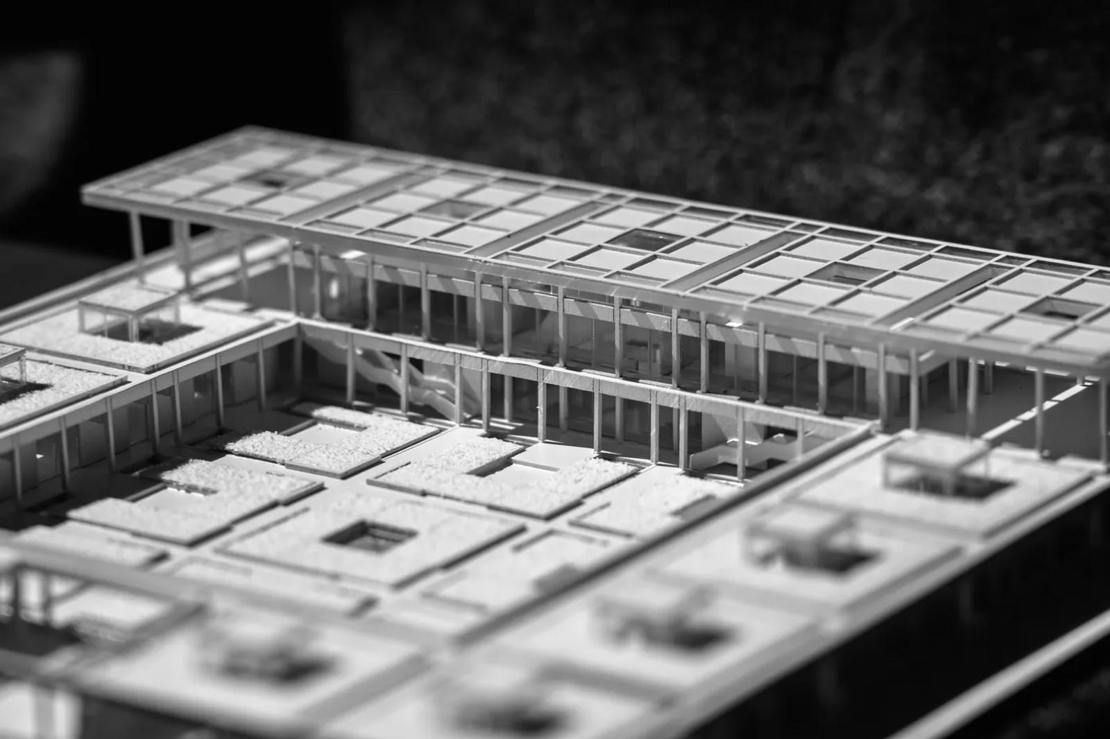 Makieta Ekofuturium — widok na skrzydło wschodnie i ogród.