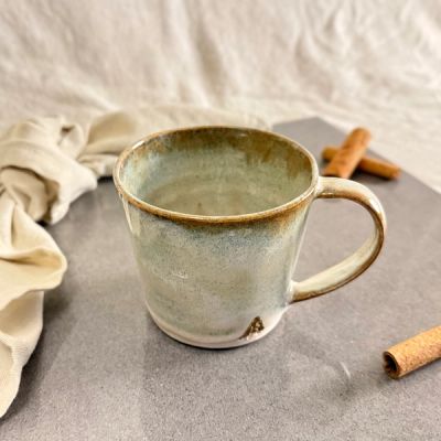 Handdrejad mugg i salvia rost glasyr, spräcklig salviagrön med varm rostbrun kant och rinningar, oglaserad fot