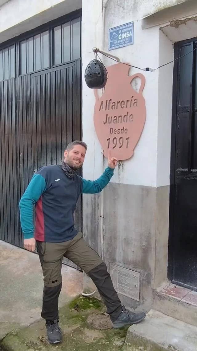 Fran Agudo trabajando piezas de alfarería artesanal en El Puente del Arzobispo