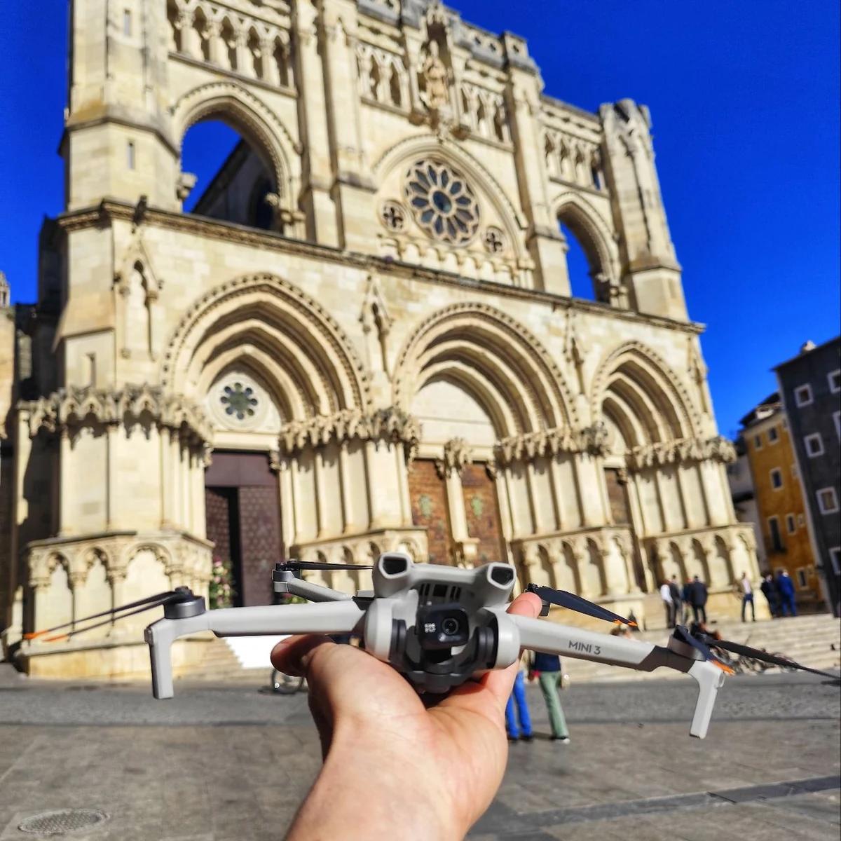 Borja Gómez sujetando su dron con la catedral de Cuenca al fondo