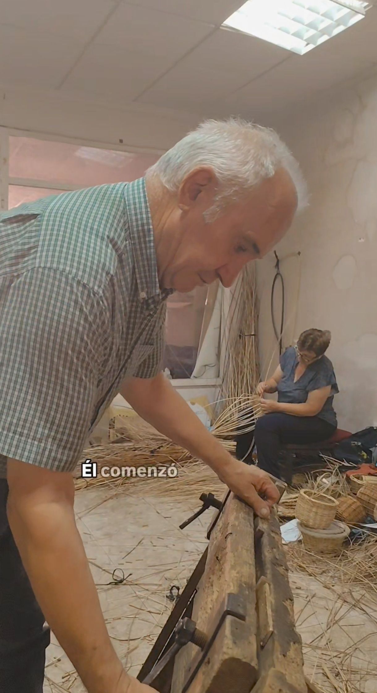 Pilar y José Luis elaborando piezas de mimbre
