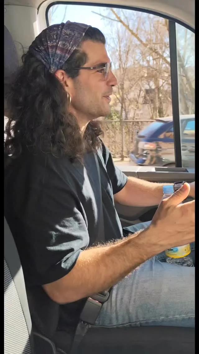 Mario Ezno actuando como titiritero en un entorno rural