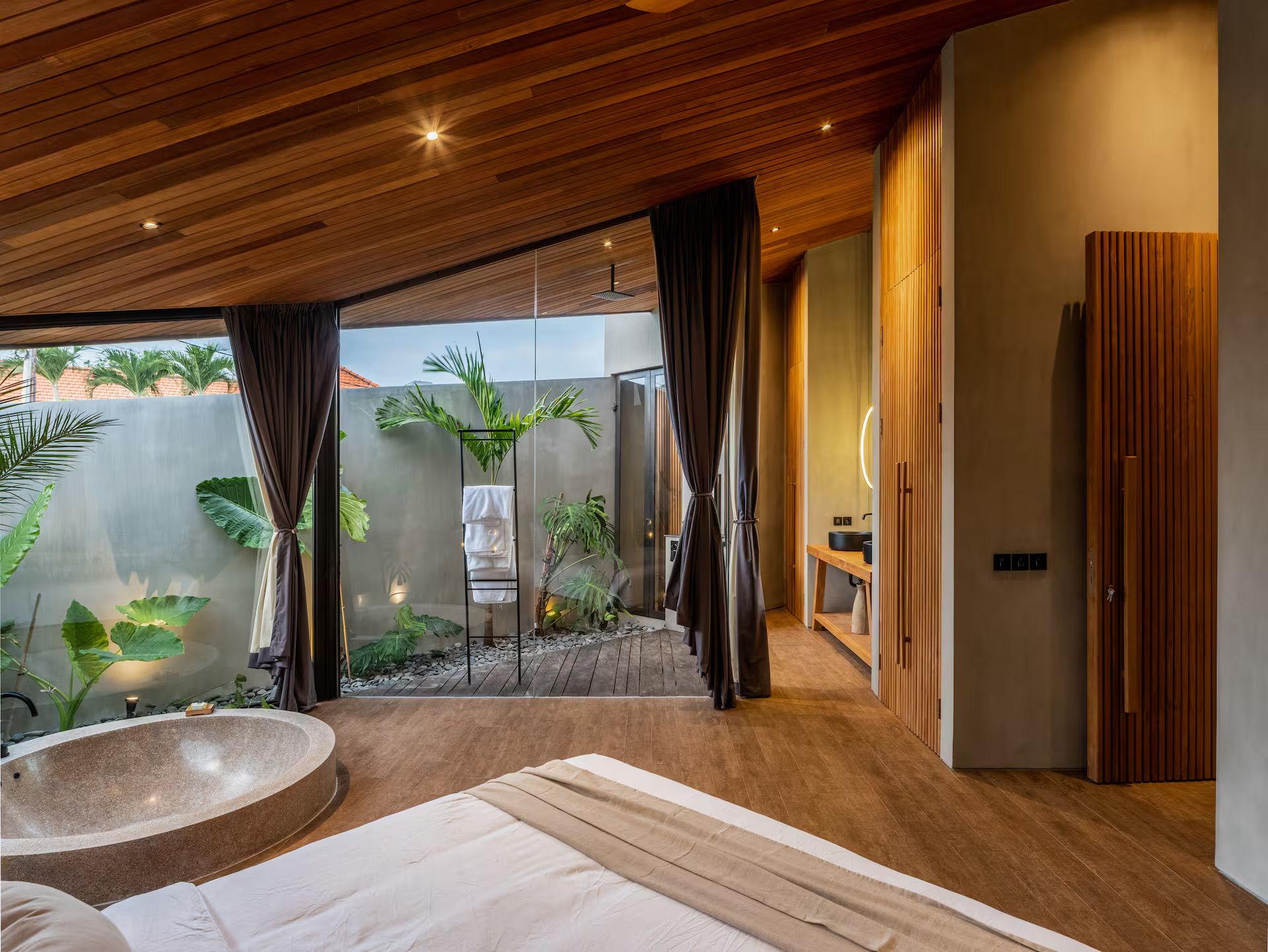 Bedrooms — photo 12