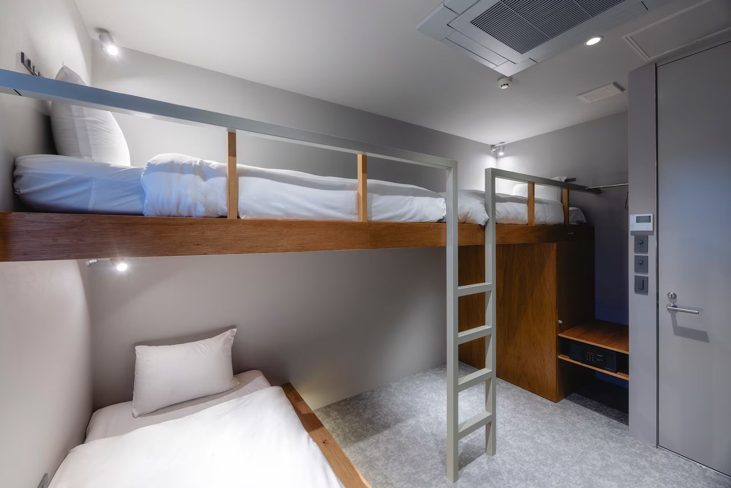 Bedrooms — photo 30