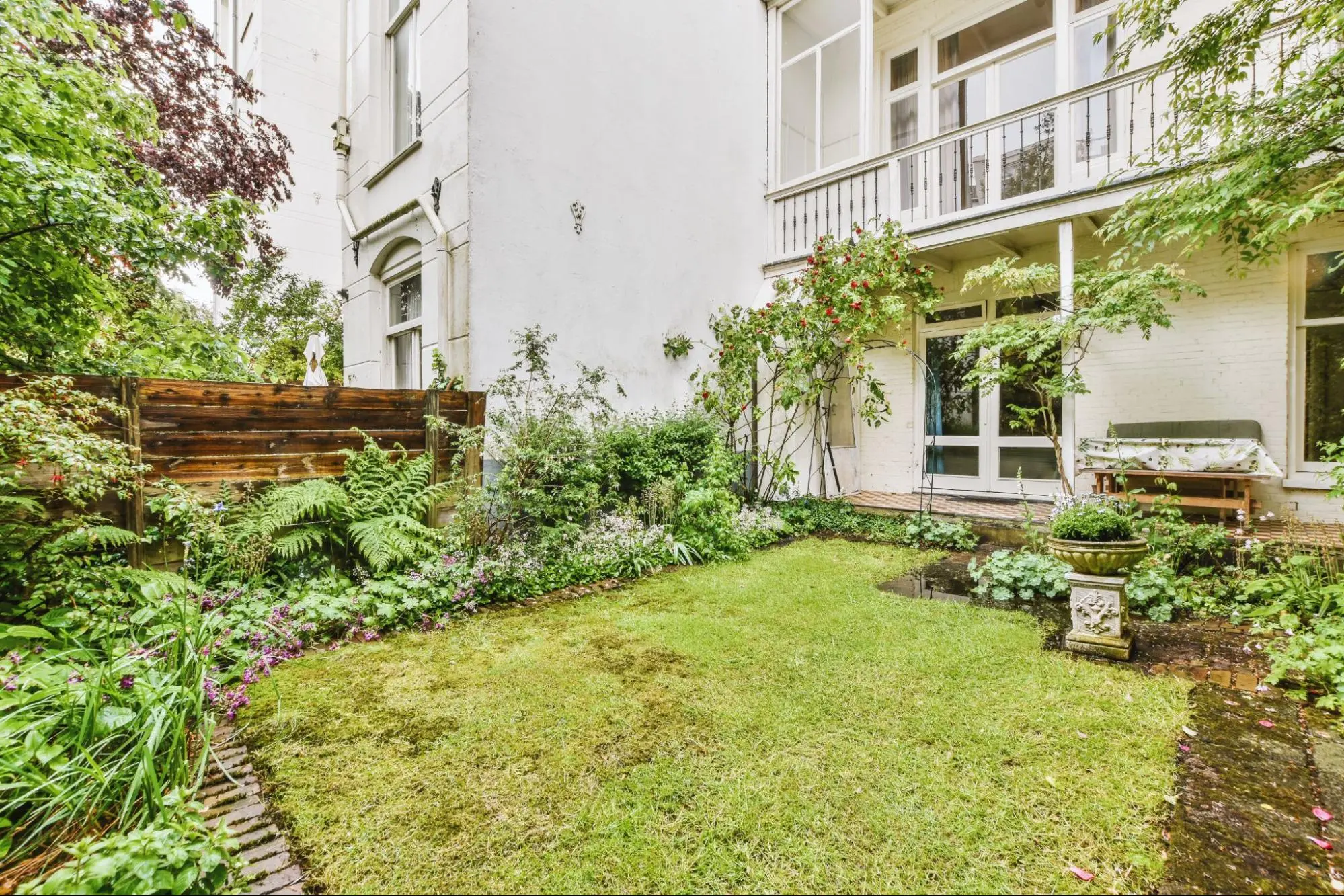 small-lawn จัดสนามหญ้าเล็ก ๆ แต่งด้วยขอบคอนกรีต