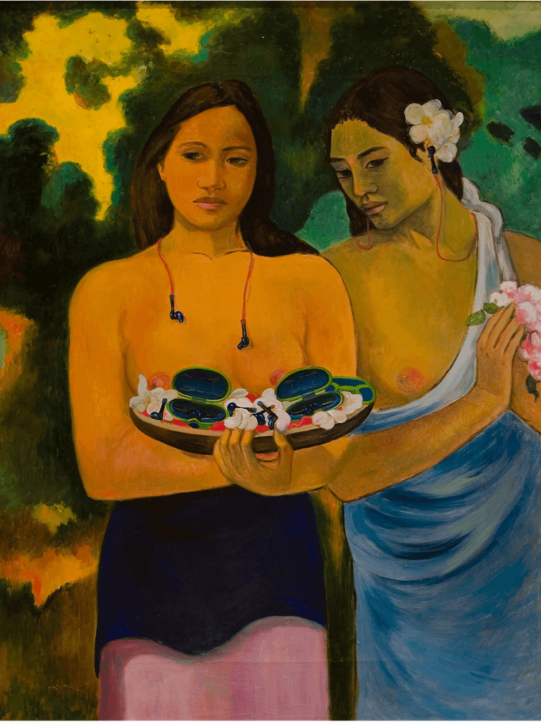 Le due donne tahitiane con indosso le cuffie protettive queos