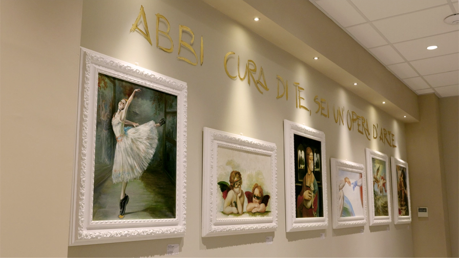 Foto dei quadri appesi nella sede di Unigum a Calenzano, FI