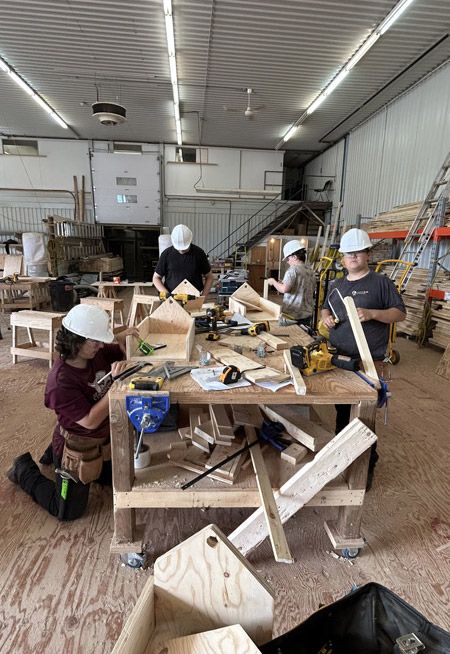 Un groupe de participants du camps de charpenterie-menuiserie