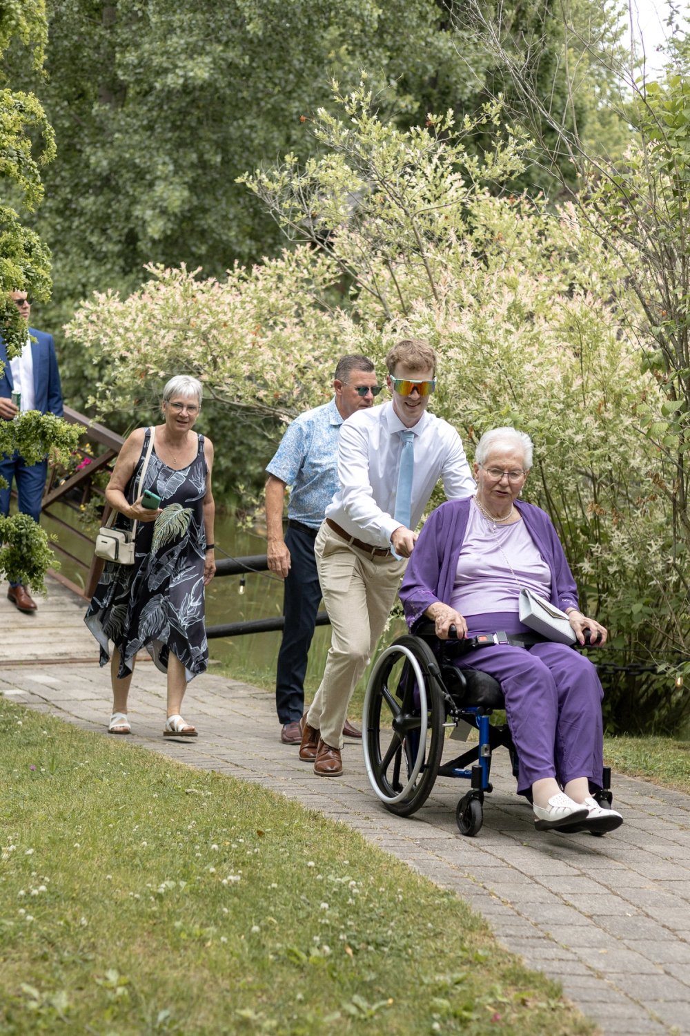 Guests arriving for Kurtz Orchards wedding ceremony