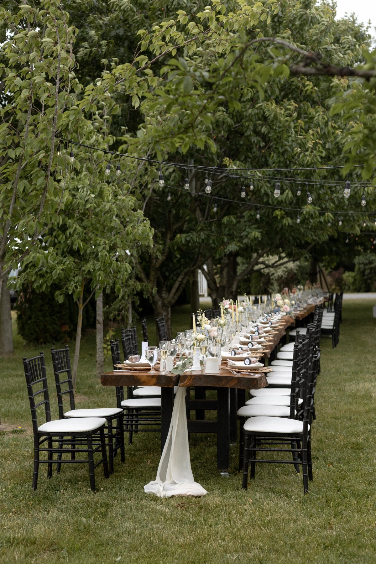 Outdoor garden party tablescape at Kurtz Orchard Niagara-on-the-Lake