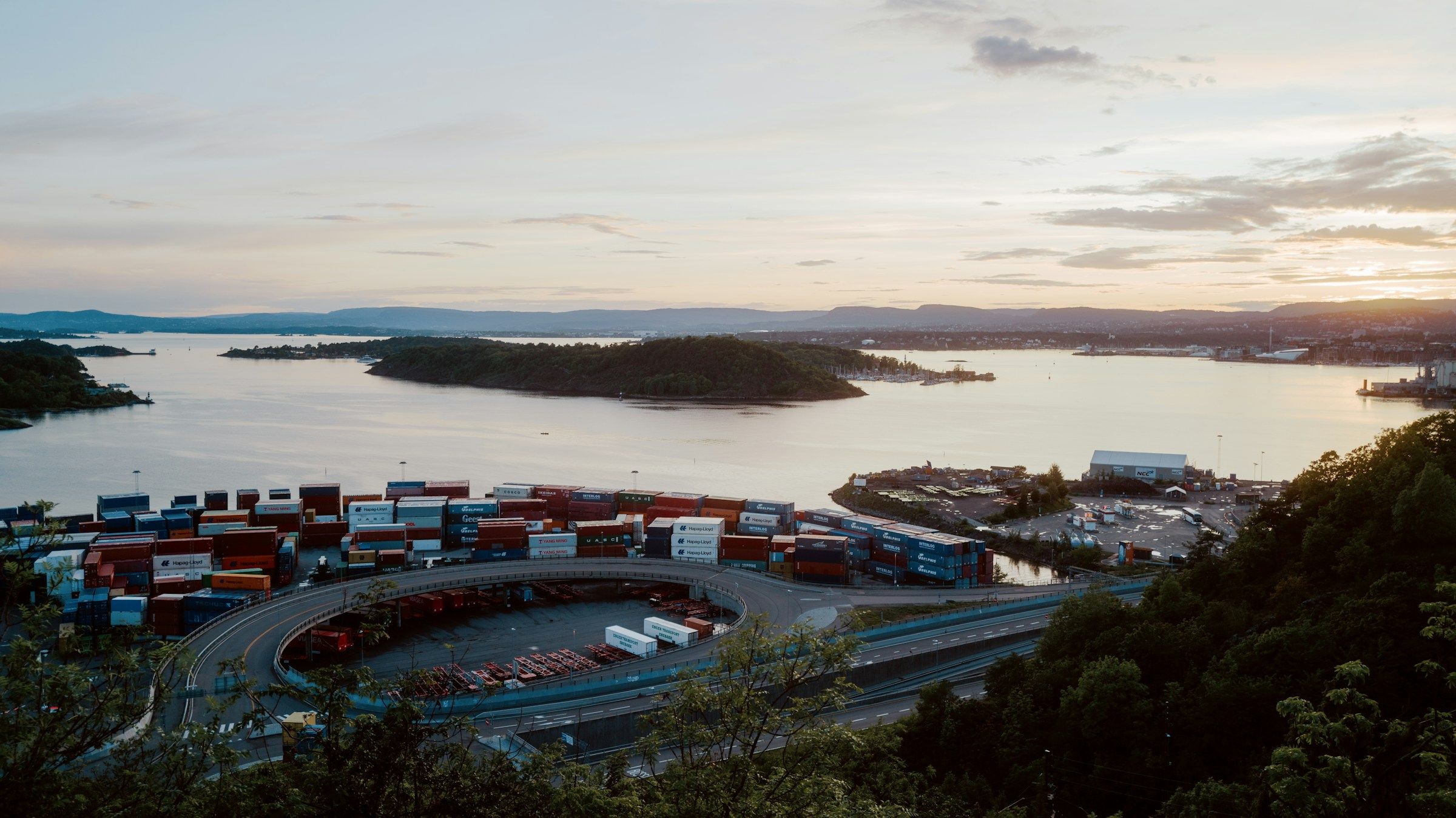 Containerterminal og transportveier ved fjorden sett ovenfra.