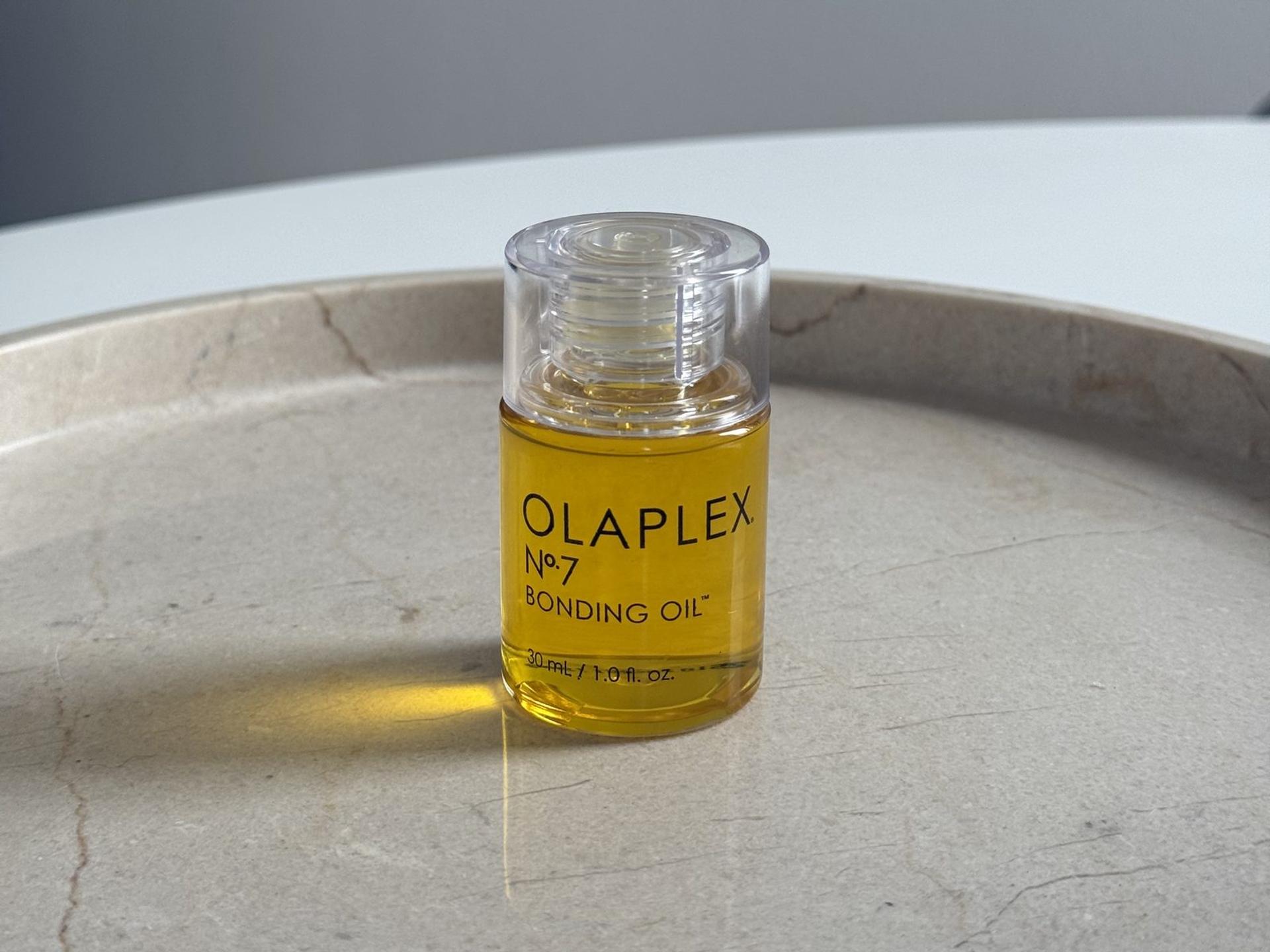 Olaplex No.7 Bonding Oil auf einer Marmorablage, unser Testflakon