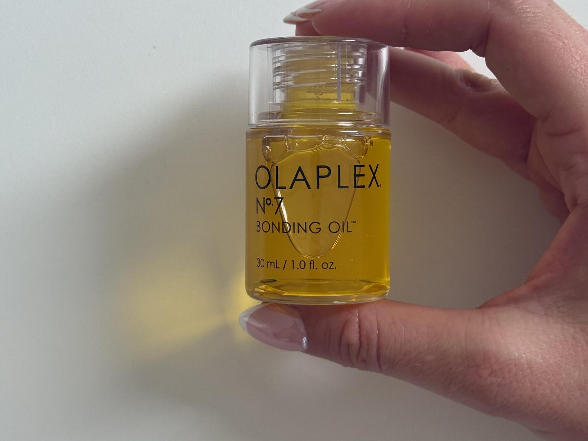 Olaplex No.7 Bonding Oil in der Hand gehalten als Größenvergleich im Test