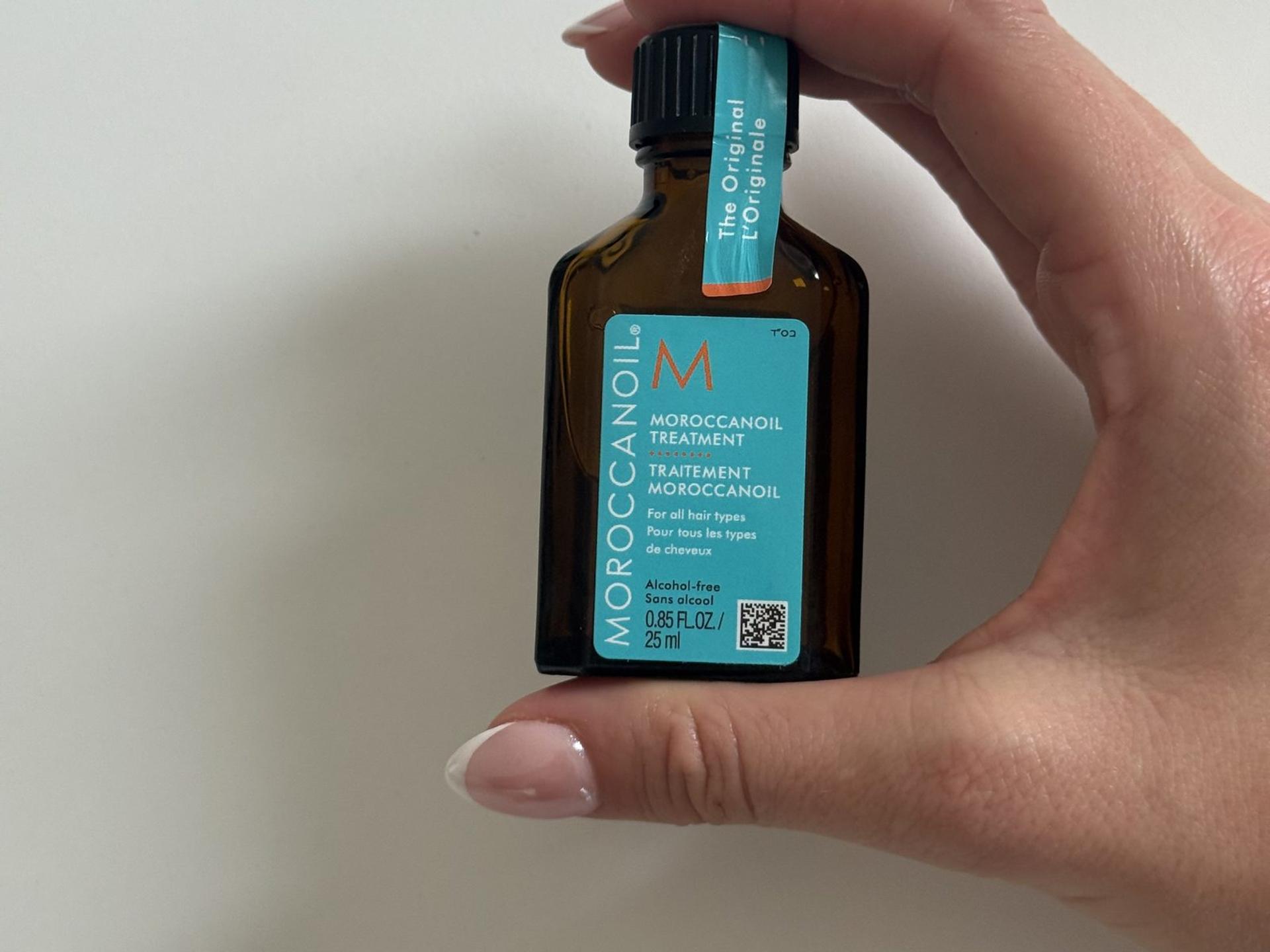 Moroccanoil Treatment Original in der Hand gehalten als Größenvergleich im Praxistest