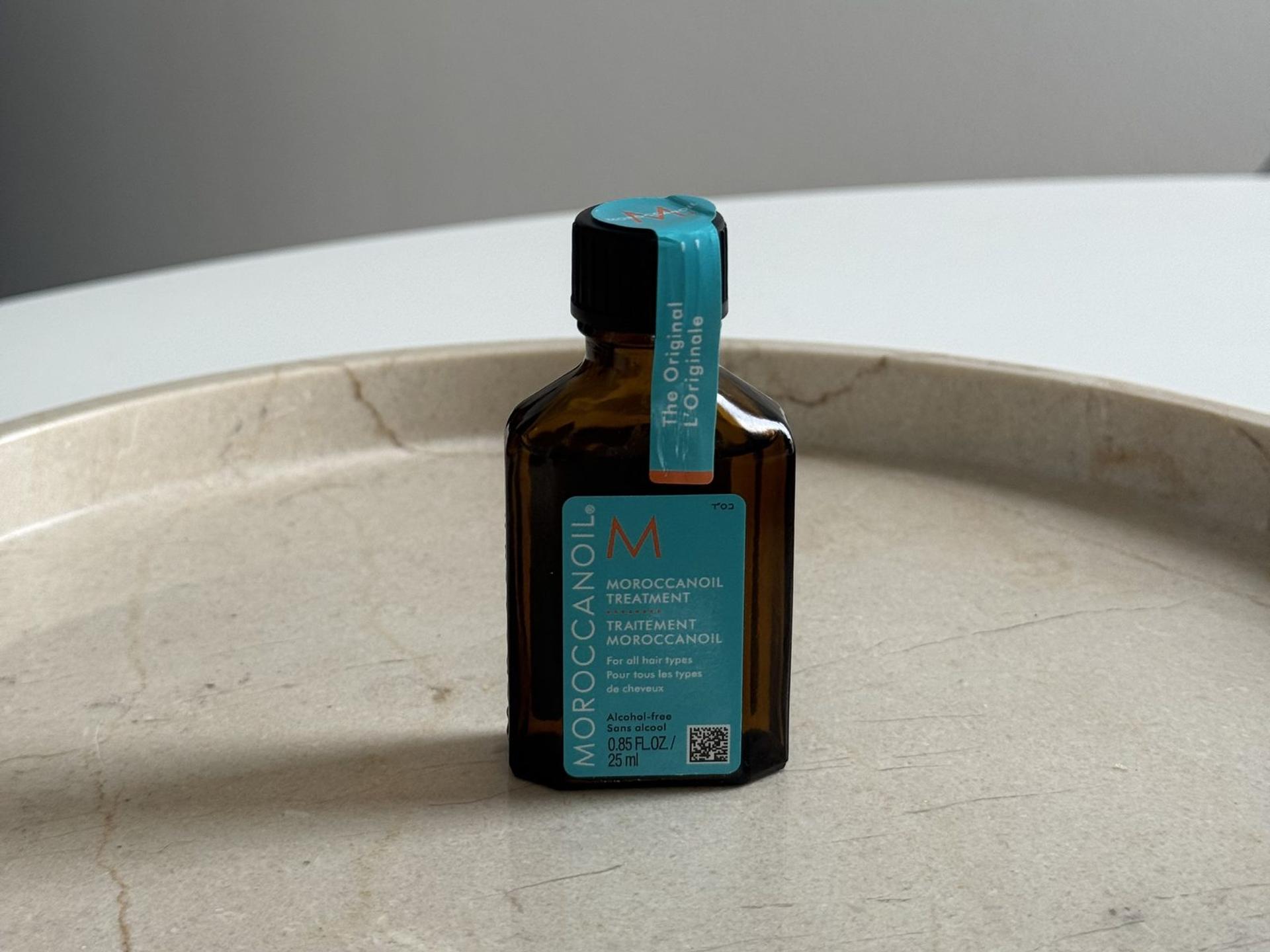Moroccanoil Treatment Original im HaarLuxus-Praxistest auf einer Marmorablage