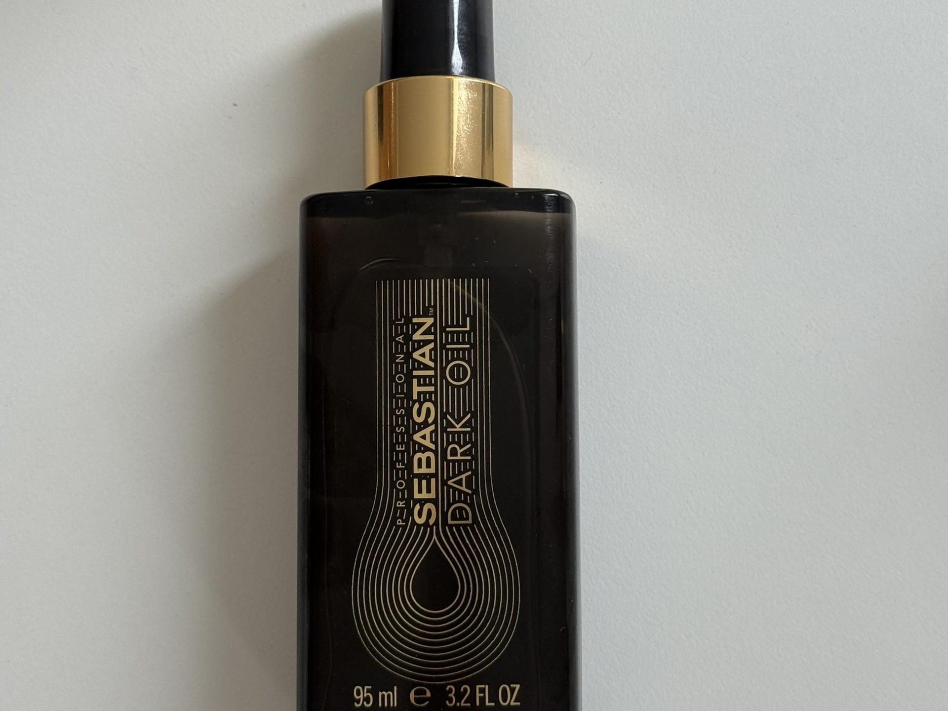 Sebastian Professional Dark Oil, Detailaufnahme mit Goldring und Sprühkopf