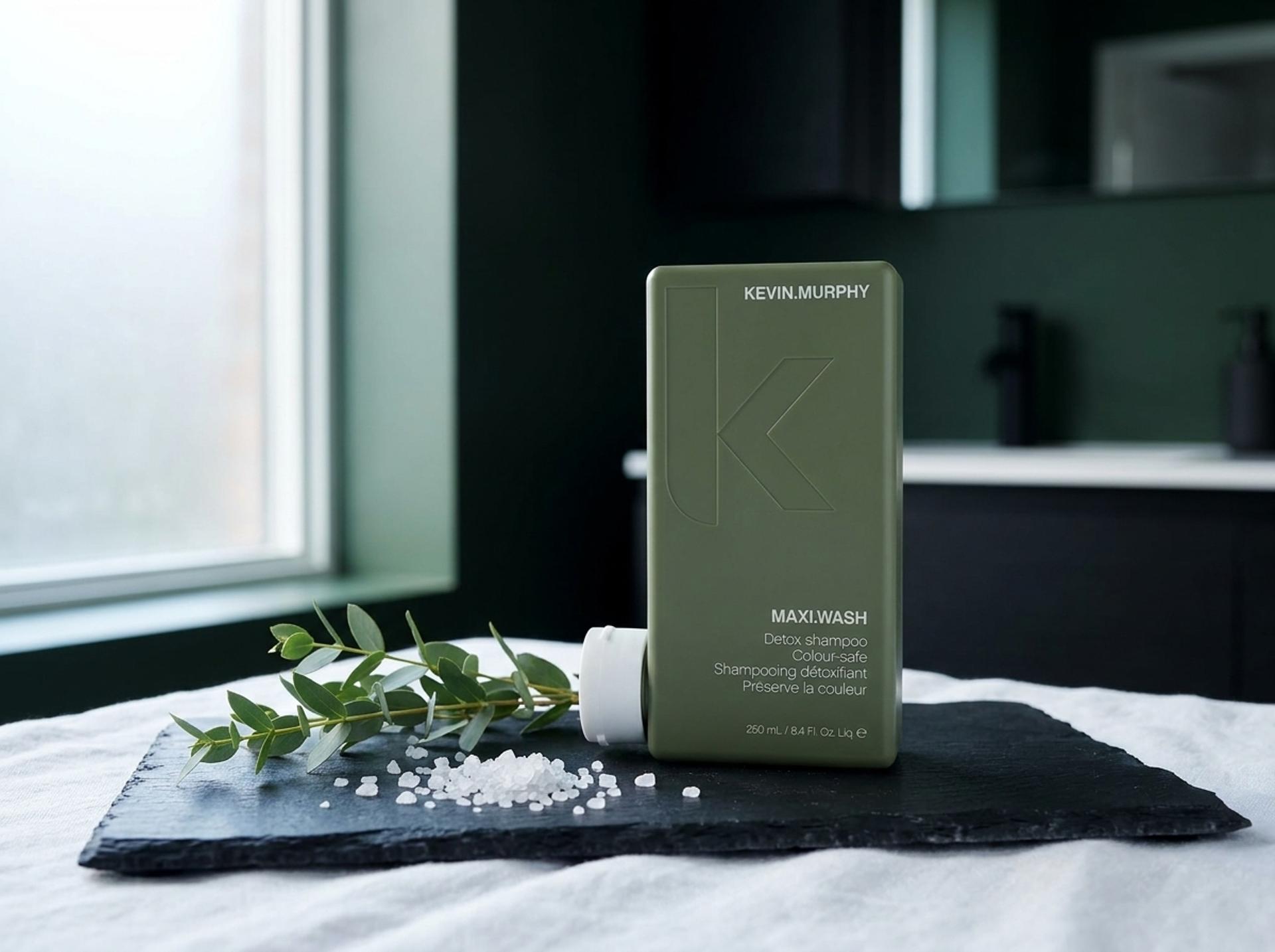Kevin Murphy MAXI WASH auf schwarzem Schiefer-Tablett mit Eukalyptus und Salzkristallen